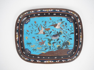 Vente aux enchères Japon, vers 1900 Petit plateau en émaux cloisonnés sur cuivre, à décor