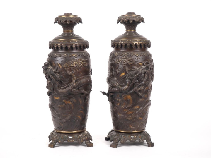 Japon, vers 1900 Paire de vases balustres en bronze de patine nuancée,