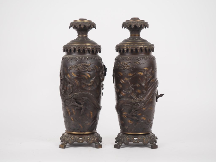 Japon, vers 1900 Paire de vases balustres en bronze de patine nuancée,