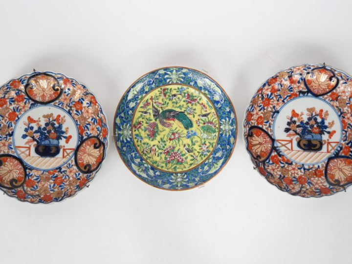 Japon et Chine, vers 1900 Lot comprenant deux assiettes floriforme en 