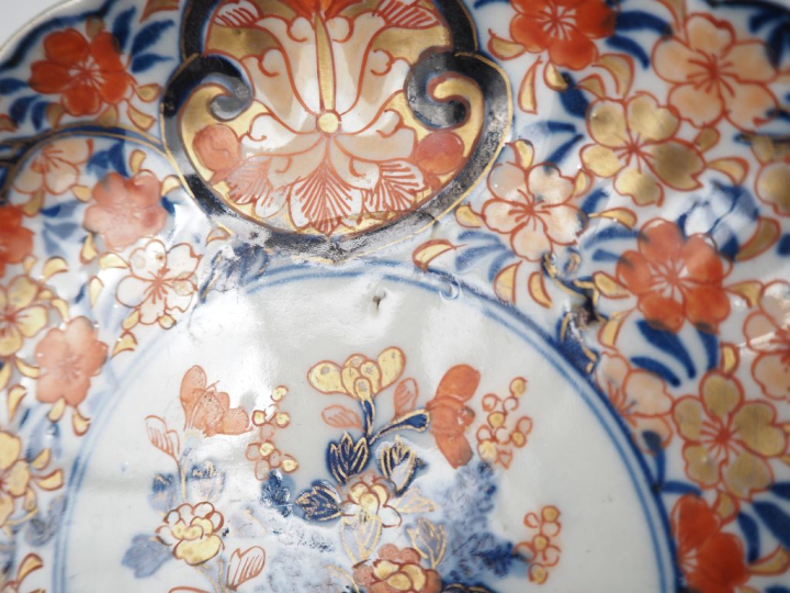 Japon et Chine, vers 1900 Lot comprenant deux assiettes floriforme en 