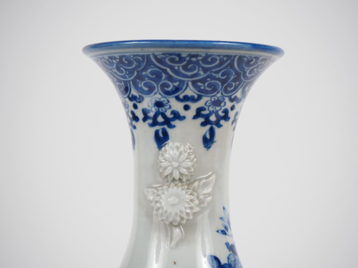 Japon, vers 1900 Vase piriforme en porcelaine d’Arita, à décor émaillé