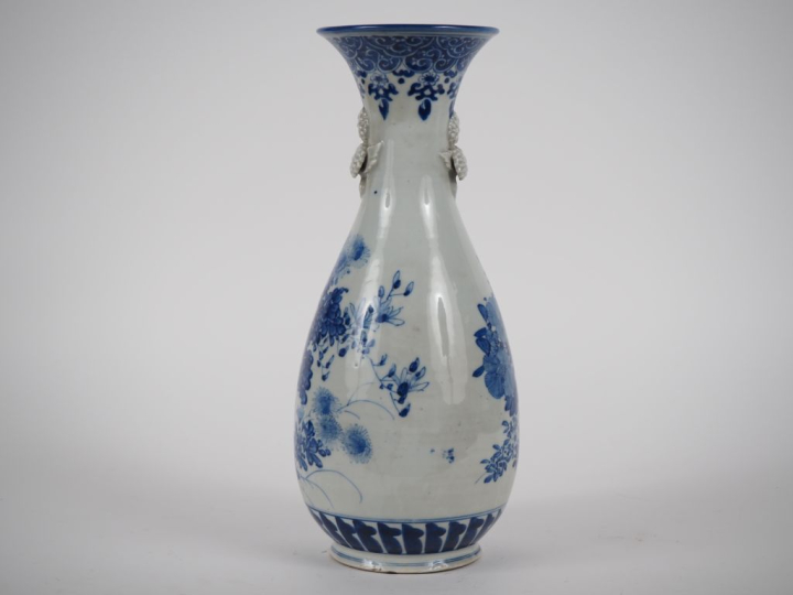 Japon, vers 1900 Vase piriforme en porcelaine d’Arita, à décor émaillé