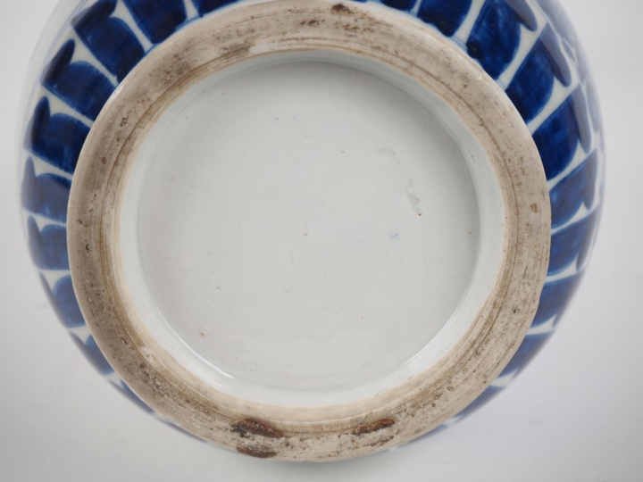 Japon, vers 1900 Vase piriforme en porcelaine d’Arita, à décor émaillé