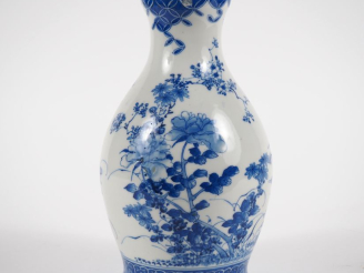 Vente aux enchères Japon, vers 1920 Petit vase balustre en porcelaine bleu blanc, à décor