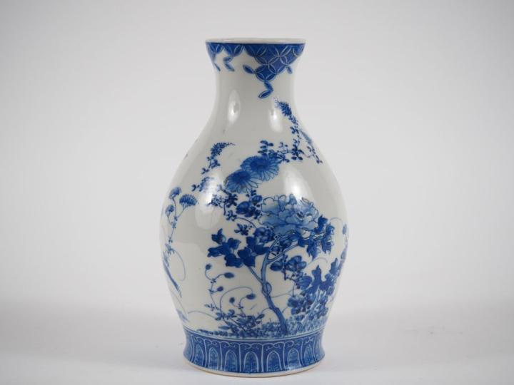 Japon, vers 1920 Petit vase balustre en porcelaine bleu blanc, à décor