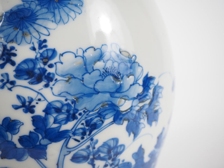 Japon, vers 1920 Petit vase balustre en porcelaine bleu blanc, à décor