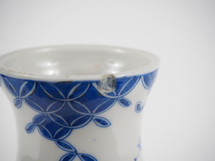 Japon, vers 1920 Petit vase balustre en porcelaine bleu blanc, à décor