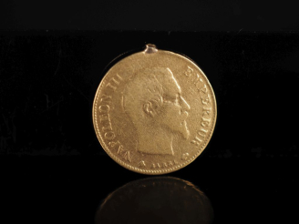 Vente aux enchères Une pièce de 10 Francs or, 1859.  (anciennement montée en pendentif) F