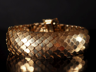 Vente aux enchères Large bracelet ceinture articulé en or jaune 750, maille peau de serpe
