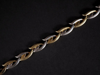 Vente aux enchères Grand collier deux ors, 750, maillons plats articulés et stylisés. Poi