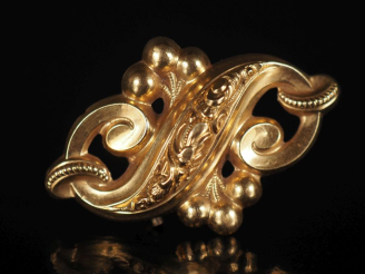 Vente aux enchères Broche ajourée en or jaune 750, à décor d'enroulements, feuillage et f