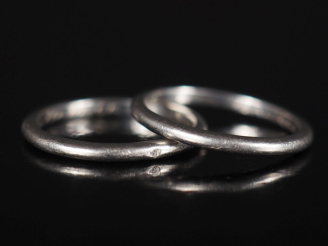 Vente aux enchères Deux différentes alliance en platine 850. Gravées.  Poids. 5,78 g   