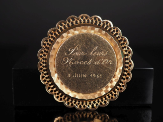 Vente aux enchères Broche "noces d'or" en or 750.  Poids : 18,1 g Diam. 4,9 cm   