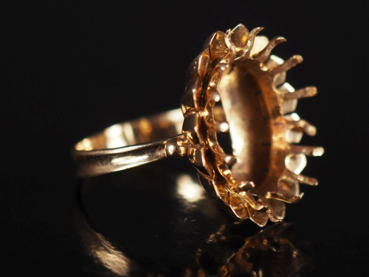 Monture de bague en or 750. Poids : 6,10 g   