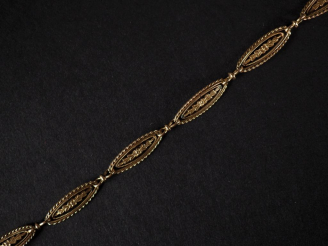 Vente aux enchères Bracelet souple en or jaune 750, composé de maillons ajourés, à décor 