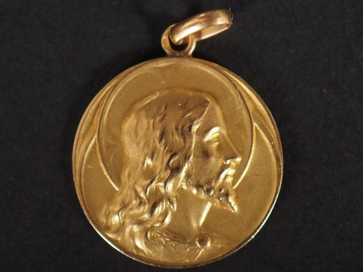 Médaille religieuse en or jaune 750, figurant le Christ de profil.  Le