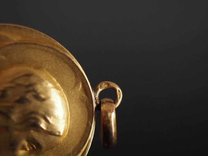 Médaille religieuse en or jaune 750, figurant le Christ de profil.  Le