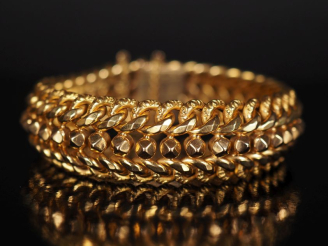 Vente aux enchères Bracelet manchette en or jaune 750, maille tressée et ajourée.  Chaine