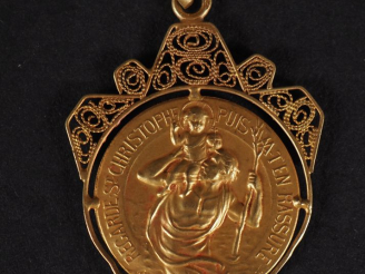 Vente aux enchères Médaille religieuse en or jaune 750, figurant Saint Christophe portant