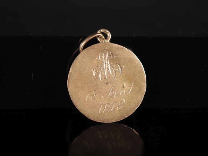 Médaille religieuse en or jaune 750 Poids : 1,54 g   