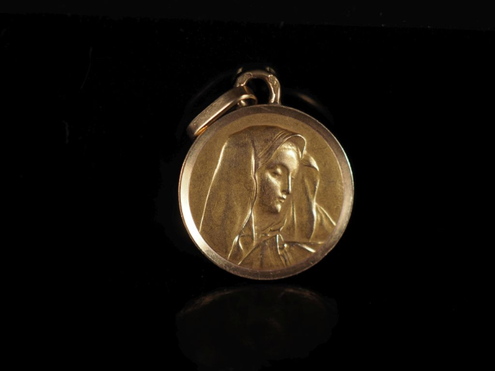 Médaille religieuse en or jaune 750, figurant la Sainte Vierge de prof