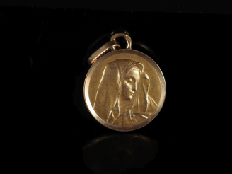 Vente aux enchères Médaille religieuse en or jaune 750, figurant la Sainte Vierge de prof