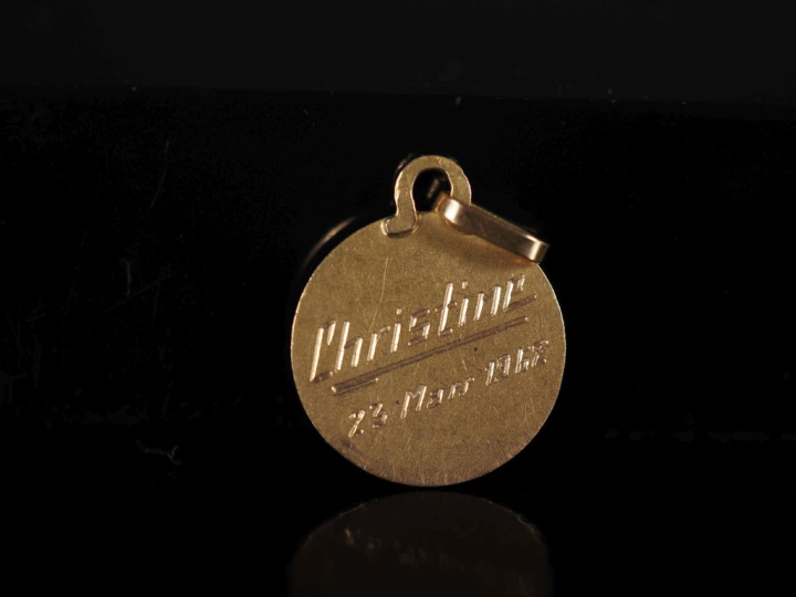 Médaille religieuse en or jaune 750, figurant la Sainte Vierge de prof