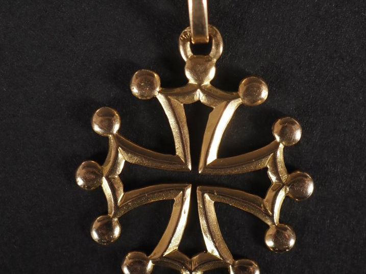 Pendentif ajouré en or jaune 750, en forme de croix du Languedoc. 2,7 