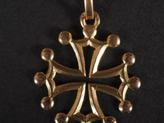 Vente aux enchères Pendentif ajouré en or jaune 750, en forme de croix du Languedoc. 2,7 