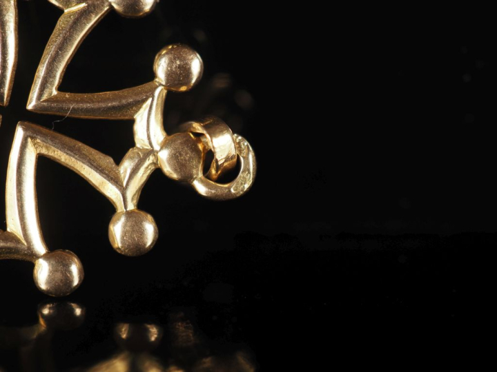 Pendentif ajouré en or jaune 750, en forme de croix du Languedoc. 2,7 