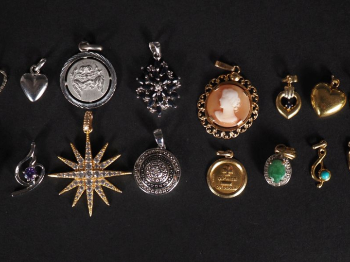 Ensemble comprenant   une médaille religieuse un pendentif "plus qu'hi