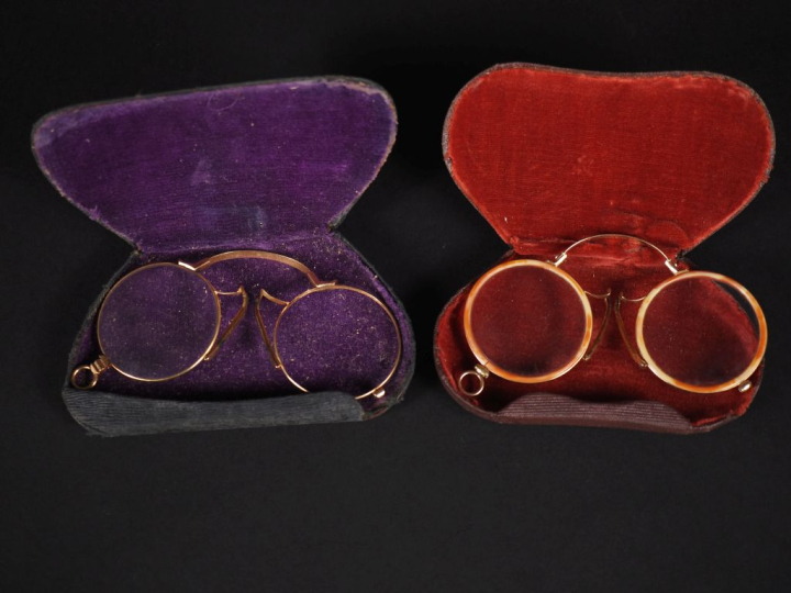 Paire de binocles, monture en or  Poids tel avec un seul verre : 15 g 