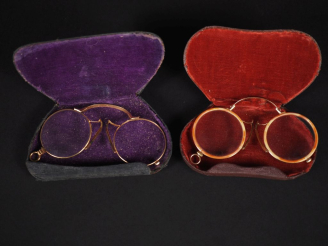 Vente aux enchères Paire de binocles, monture en or  Poids tel avec un seul verre : 15 g 