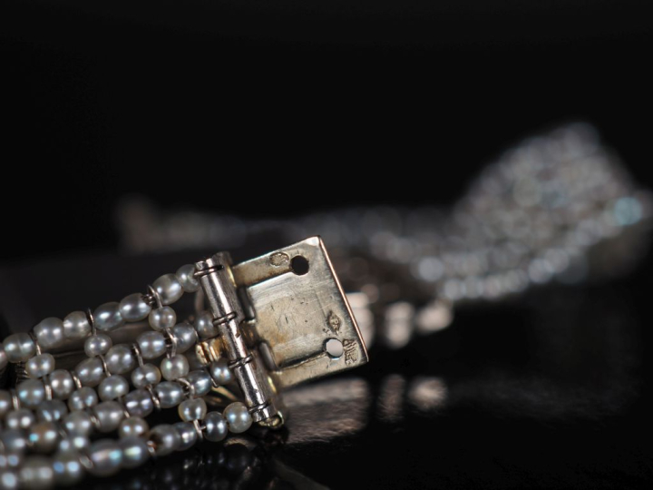 Montre de dame Art Déco, boitier en platine entouré de diamants, brace