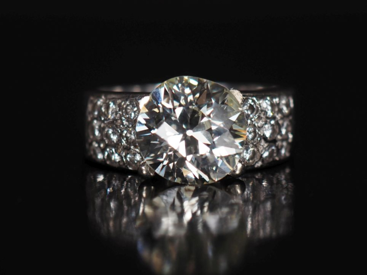 Bague jonc en or blanc 750, sertie en son centre d'un diamant taille c