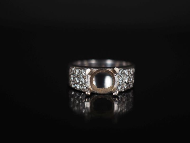 Bague jonc en or blanc 750, sertie en son centre d'un diamant taille c