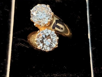 Vente aux enchères Bague dite "Toi   Moi" en or jaune 750, sertie de deux diamants. L'un,