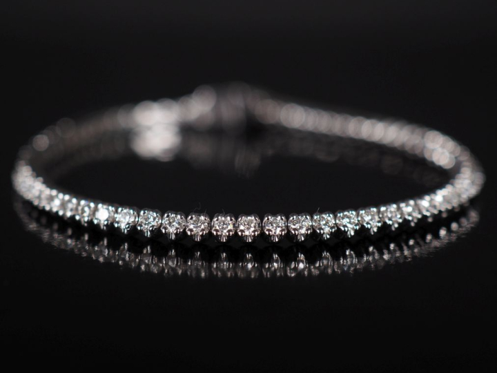 Superbe bracelet en or gris 750 et diamants, ligne de 71 diamants pour