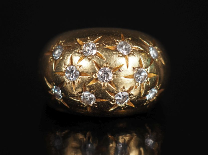Bague jonc en or 750 et 11 diamants. Poids : 24 g   