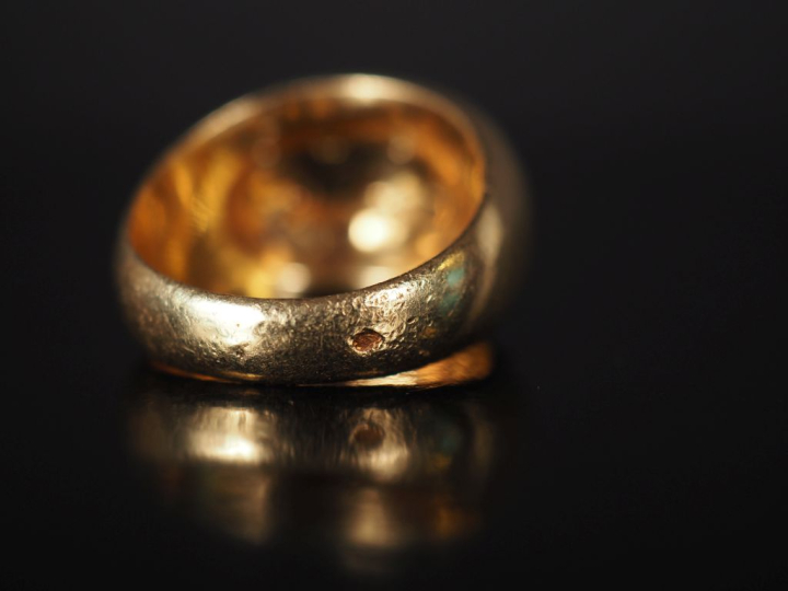 Bague jonc en or 750 et 11 diamants. Poids : 24 g   