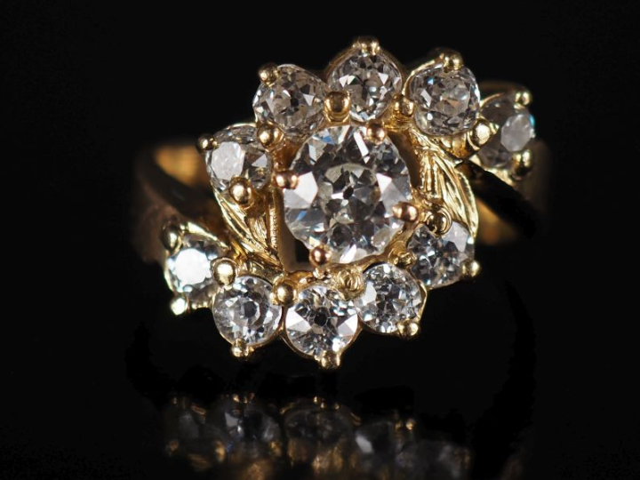 Bague de forme tourbillon en or jaune 750, sertie en son centre d'un d
