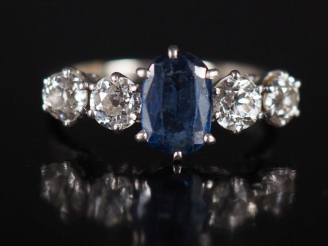 Vente aux enchères Bague jonc en or blanc 750 et platine, sertie en son centre d'un saphi