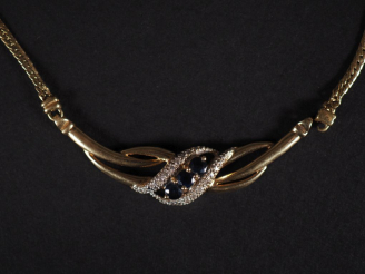 Vente aux enchères Collier en or 750, maille plate tressée et pendentif en or jaune 750 a