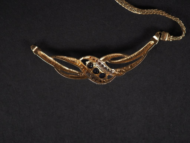 Collier en or 750, maille plate tressée et pendentif en or jaune 750 a