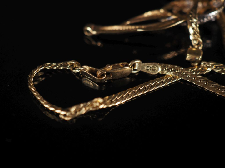 Collier en or 750, maille plate tressée et pendentif en or jaune 750 a