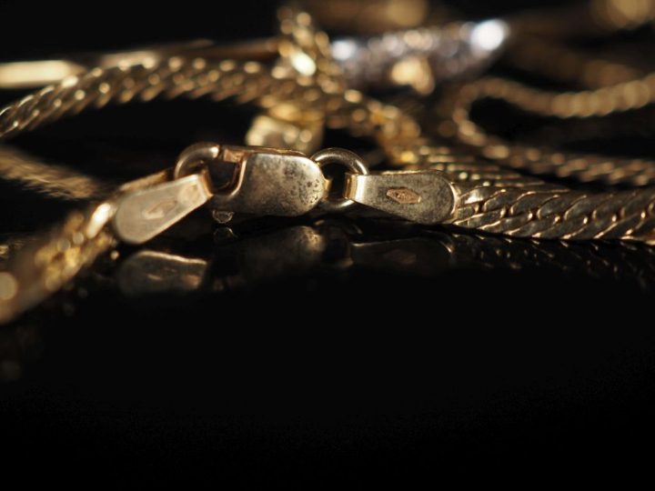 Collier en or 750, maille plate tressée et pendentif en or jaune 750 a
