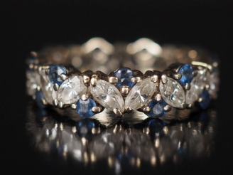 Vente aux enchères Alliance américaine en or blanc ou platine, diamants ovales et saphirs