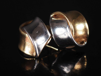Vente aux enchères Paire de boucles d'oreilles en or blanc et jaune 750 Poids : 6,10 g   