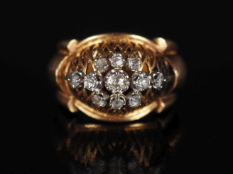 Vente aux enchères Bague dôme en platine et or jaune 750, à décor ajouré et sertie de onz